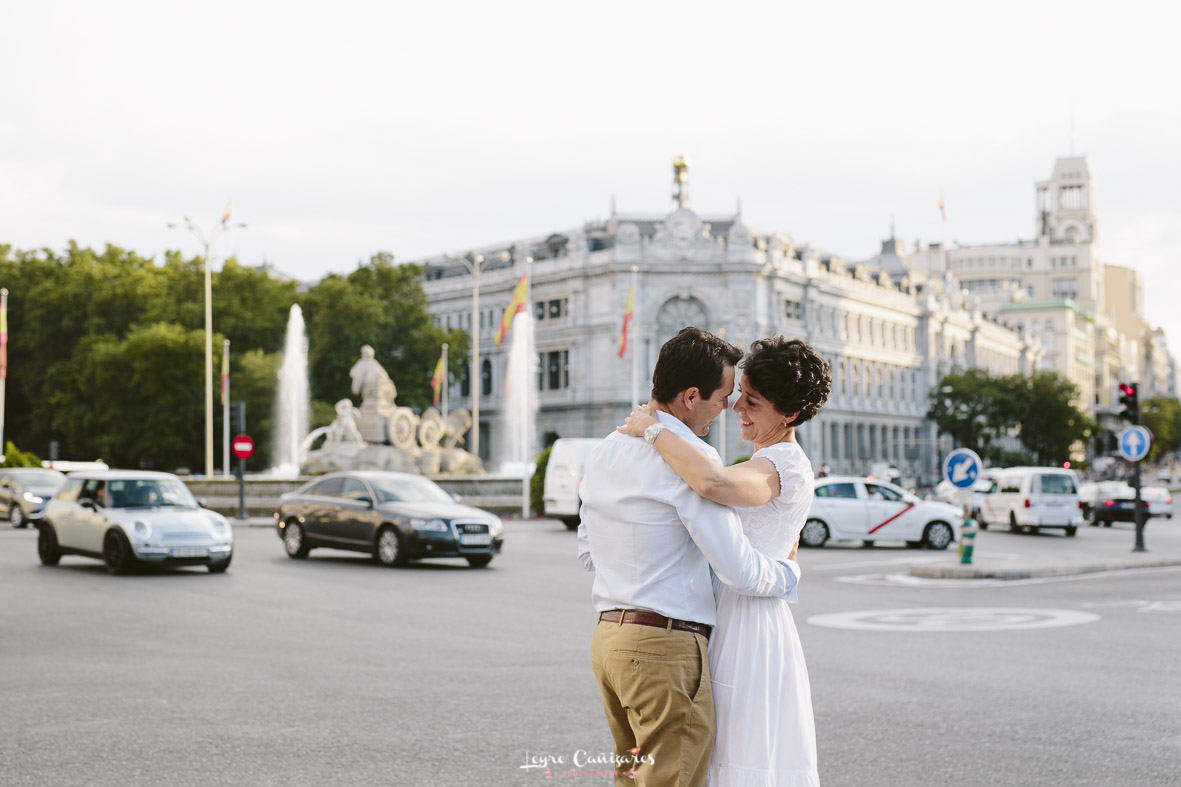 couple photo session in the center of madrid