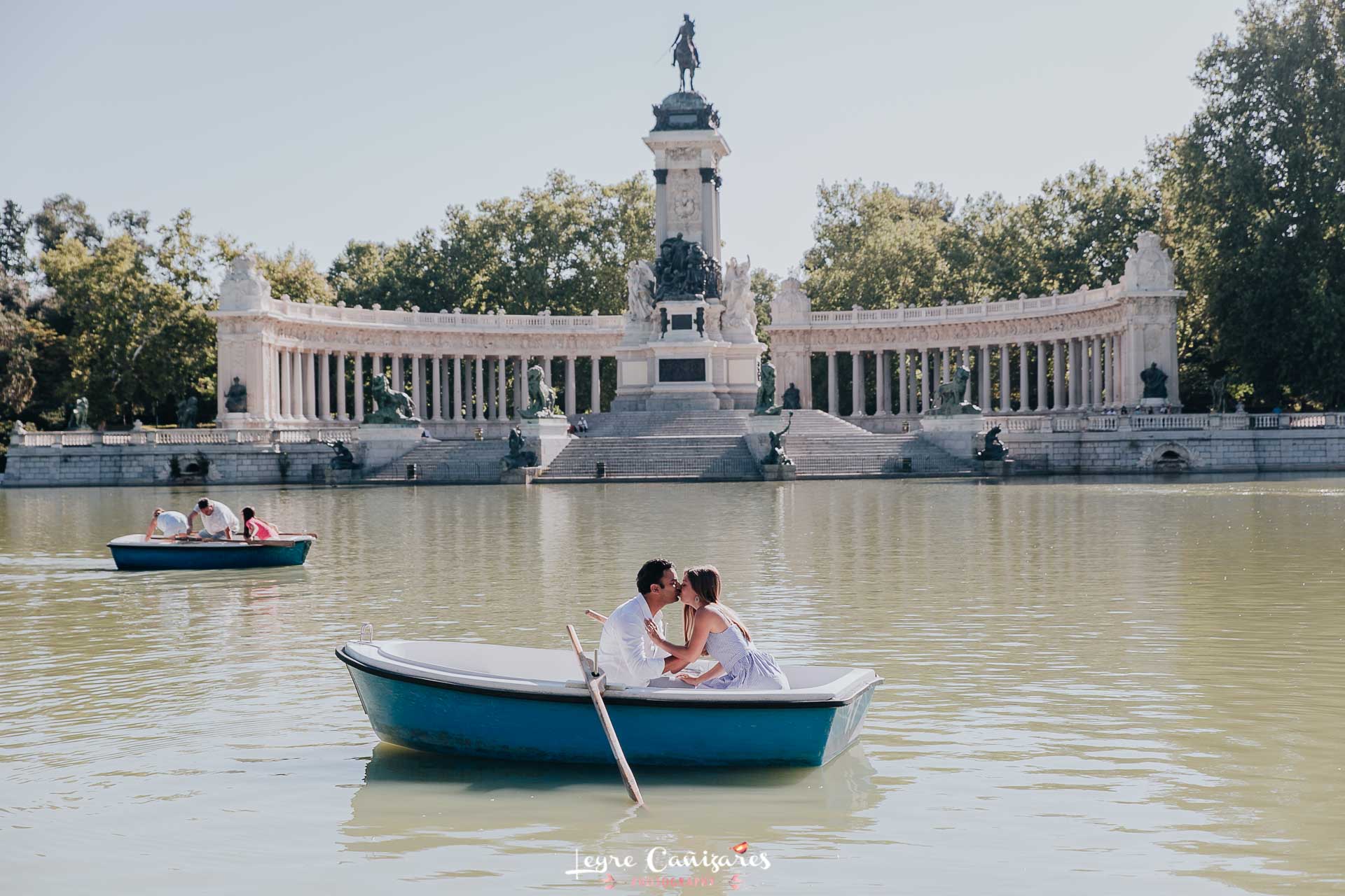 Engagement photo session in the Retiro Park, Madrid