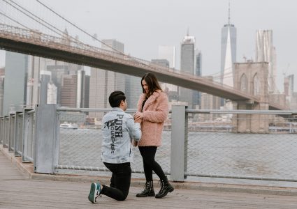 surprise proposal photography at dumbo park in the morning, new york