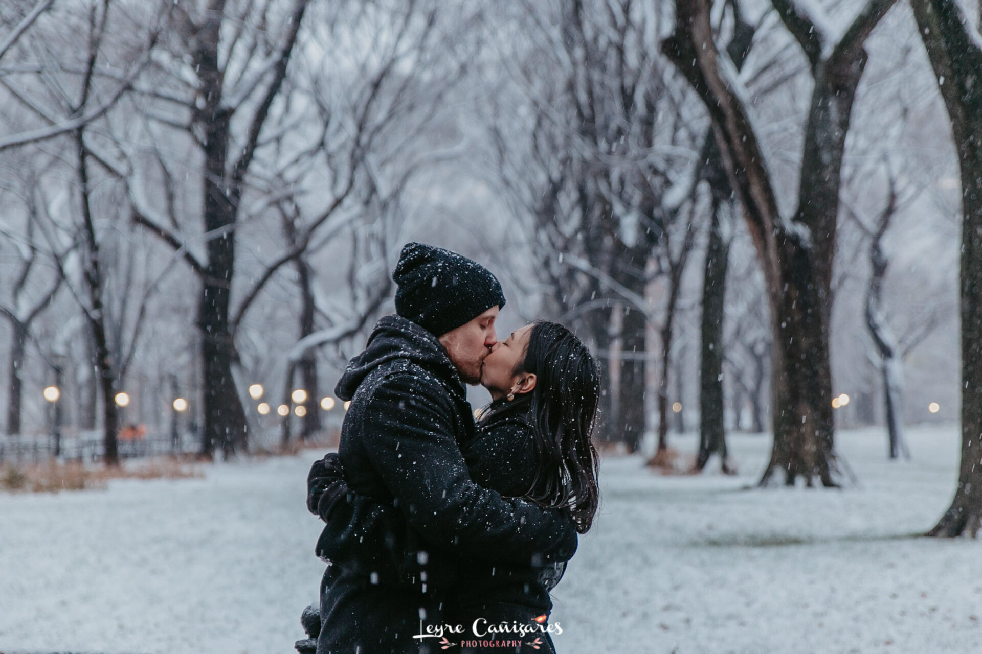 couple photoshoot in Madrid in winter with snow