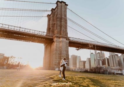 couple photoshoot in brooklyn bridge park in the sunset