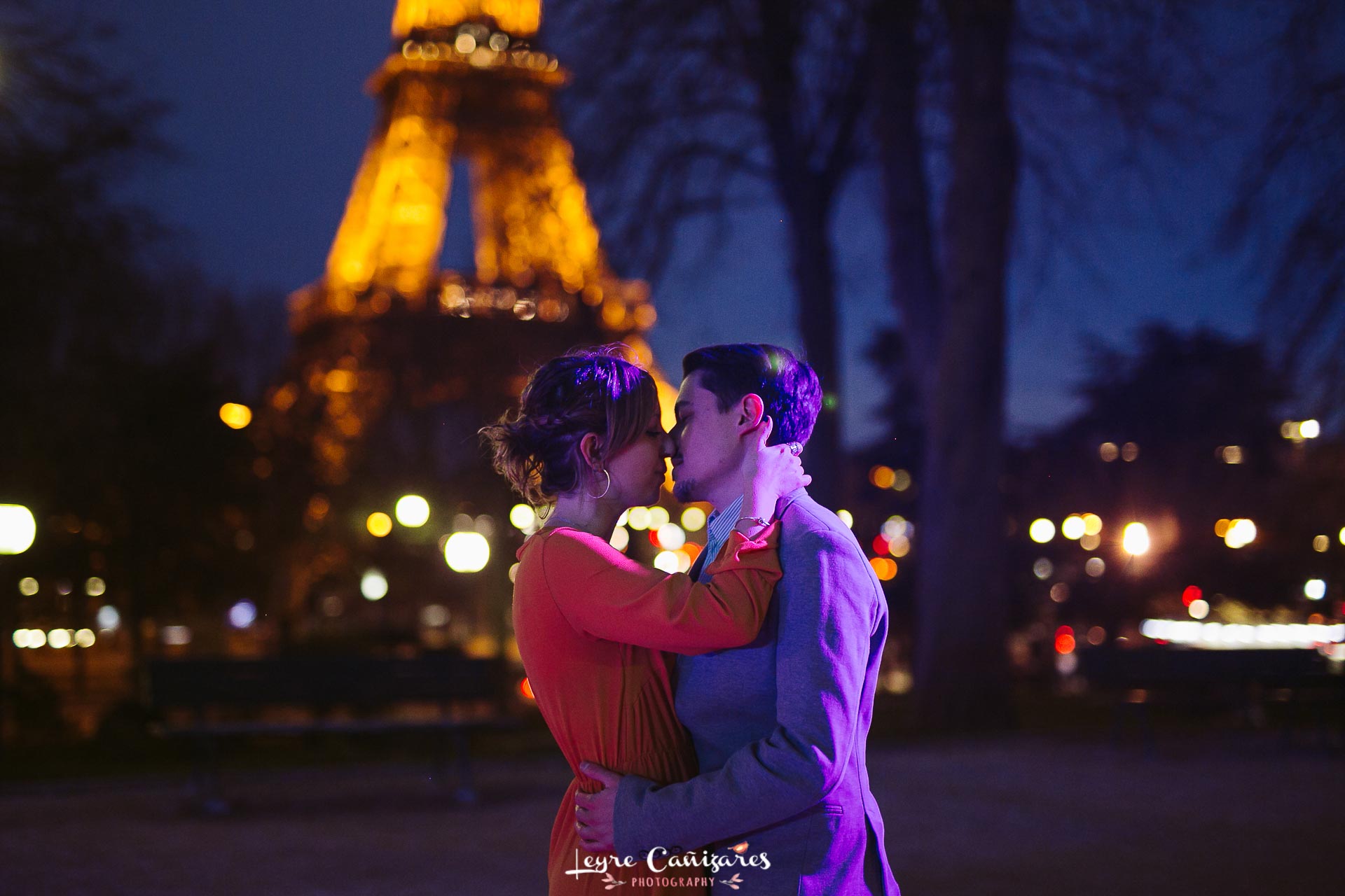 eiffel tower engagement photo session in Madrid