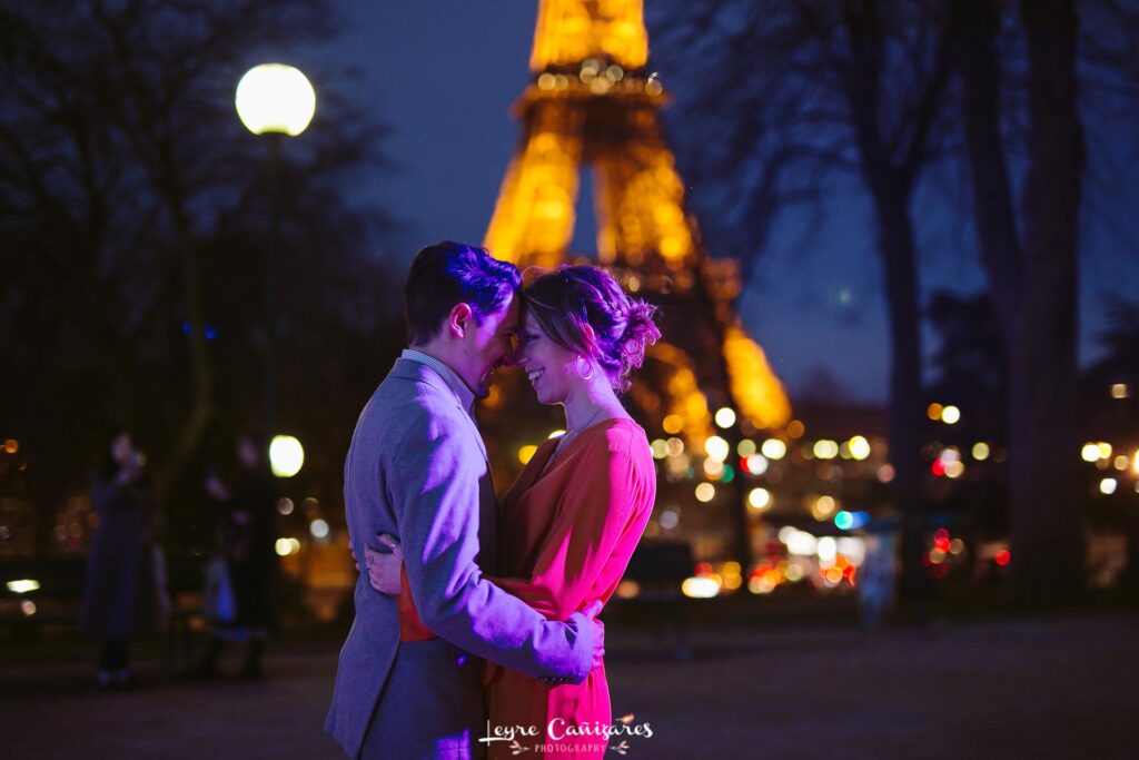 romantic engagement photo session with the eiffel tower in Madrid