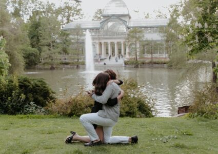lovely marriage proposal at the retiro park in madrid