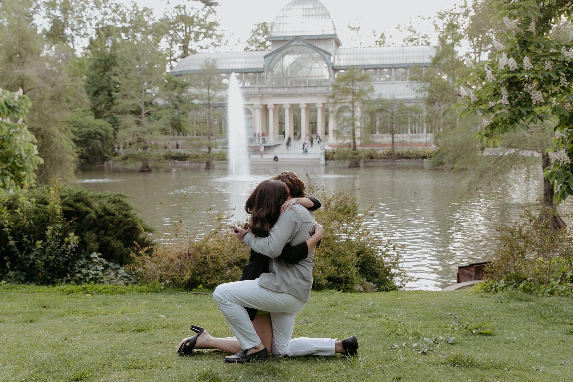 lovely marriage proposal at the retiro park in madrid