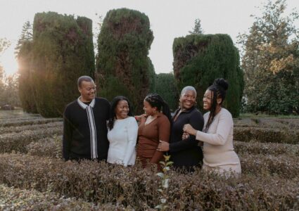 family photoshoot in sabatini gardens of madrid