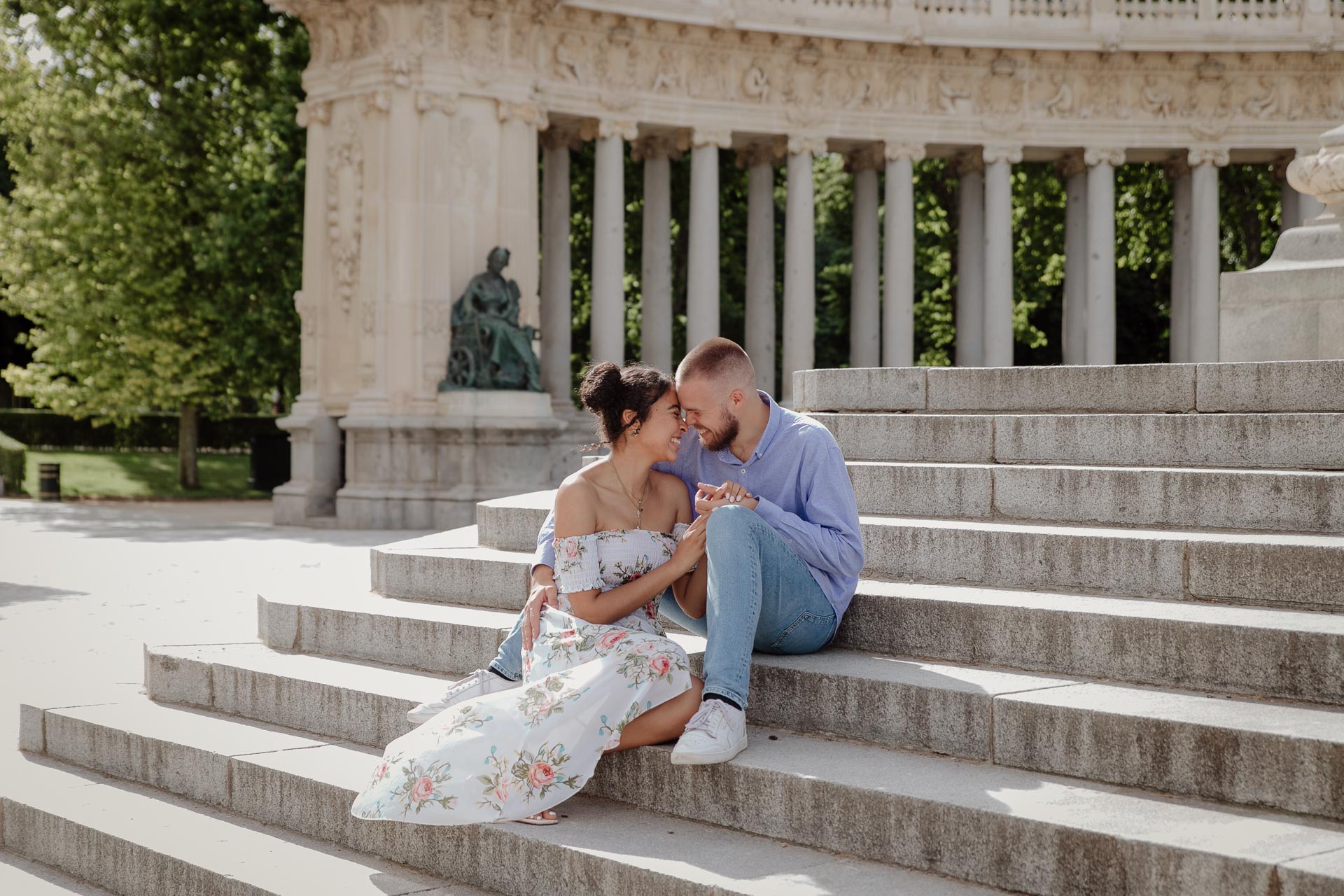marriage proposal photography at retiro park in madrid
