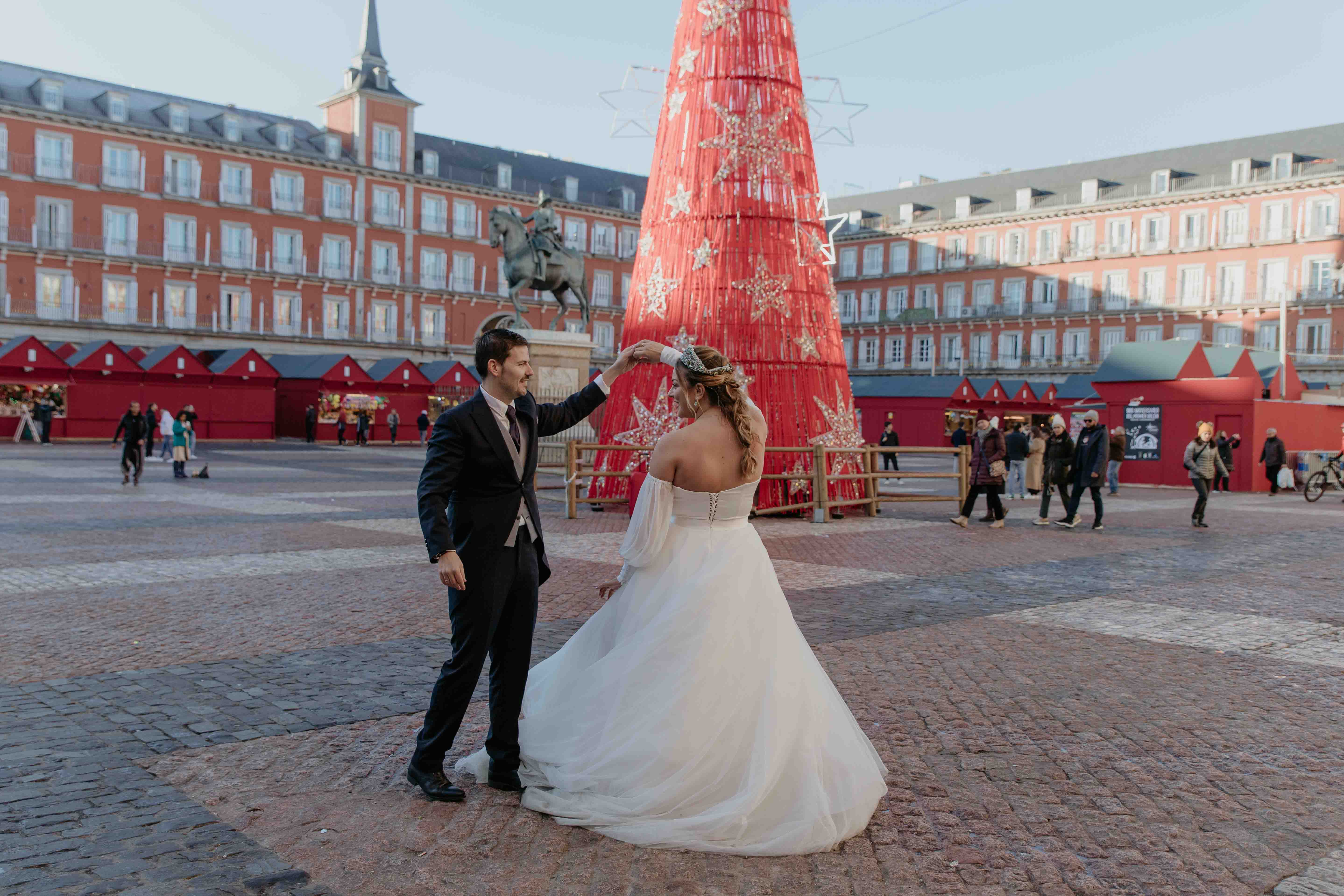 plaza mayor madrid wedding photoshoot