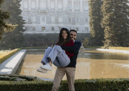surprise proposal in the sabatini gardens in madrid