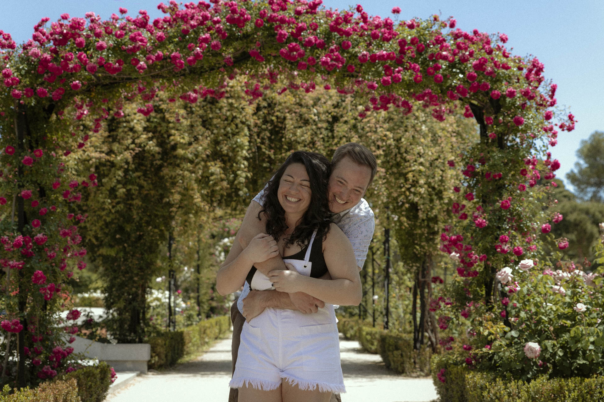 engagement photo session at the rose gardens in madrid