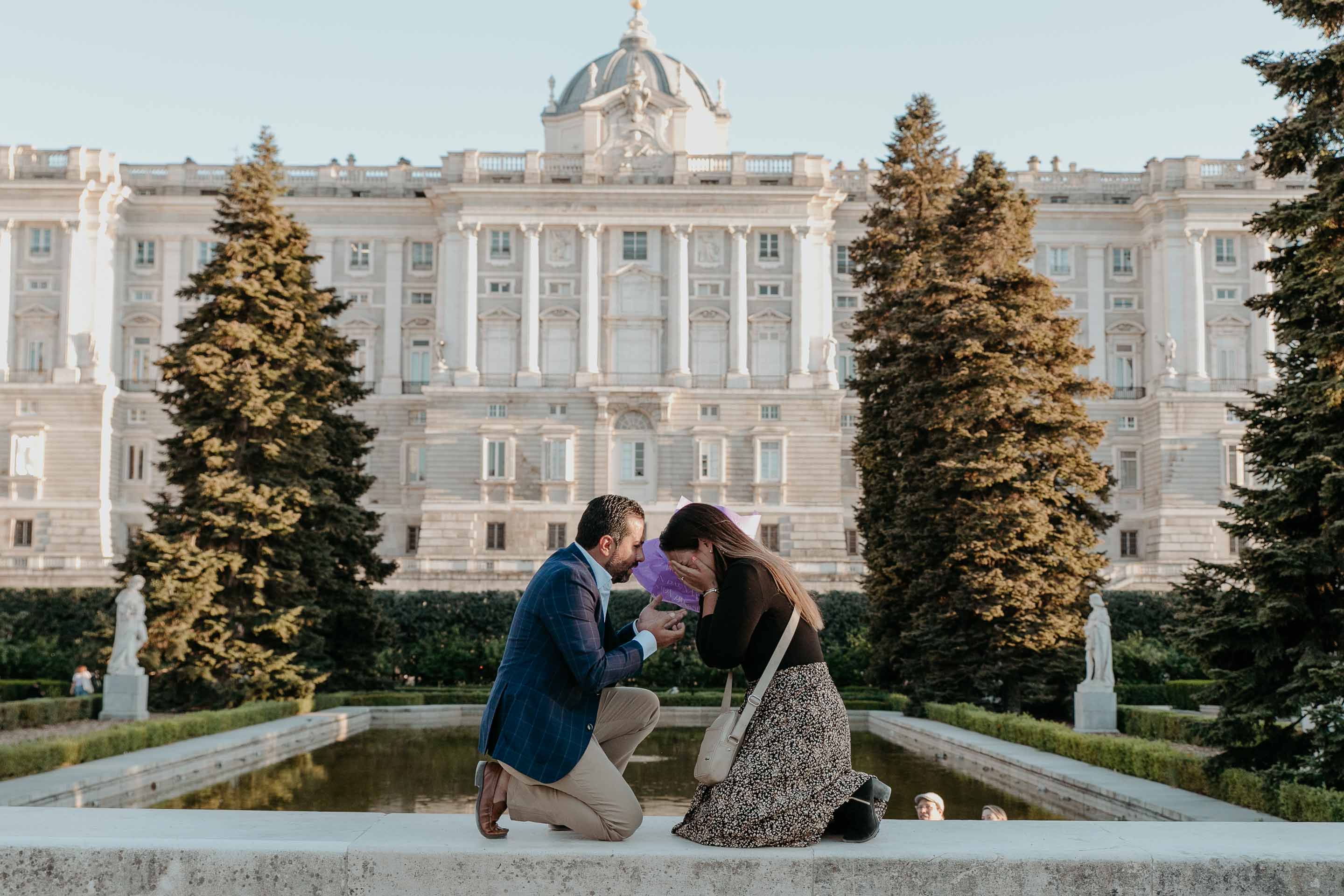 surprise proposal photography in sabatini gardens in madrid