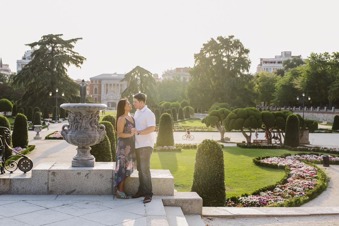 engagement photo session at retiro park, madrid