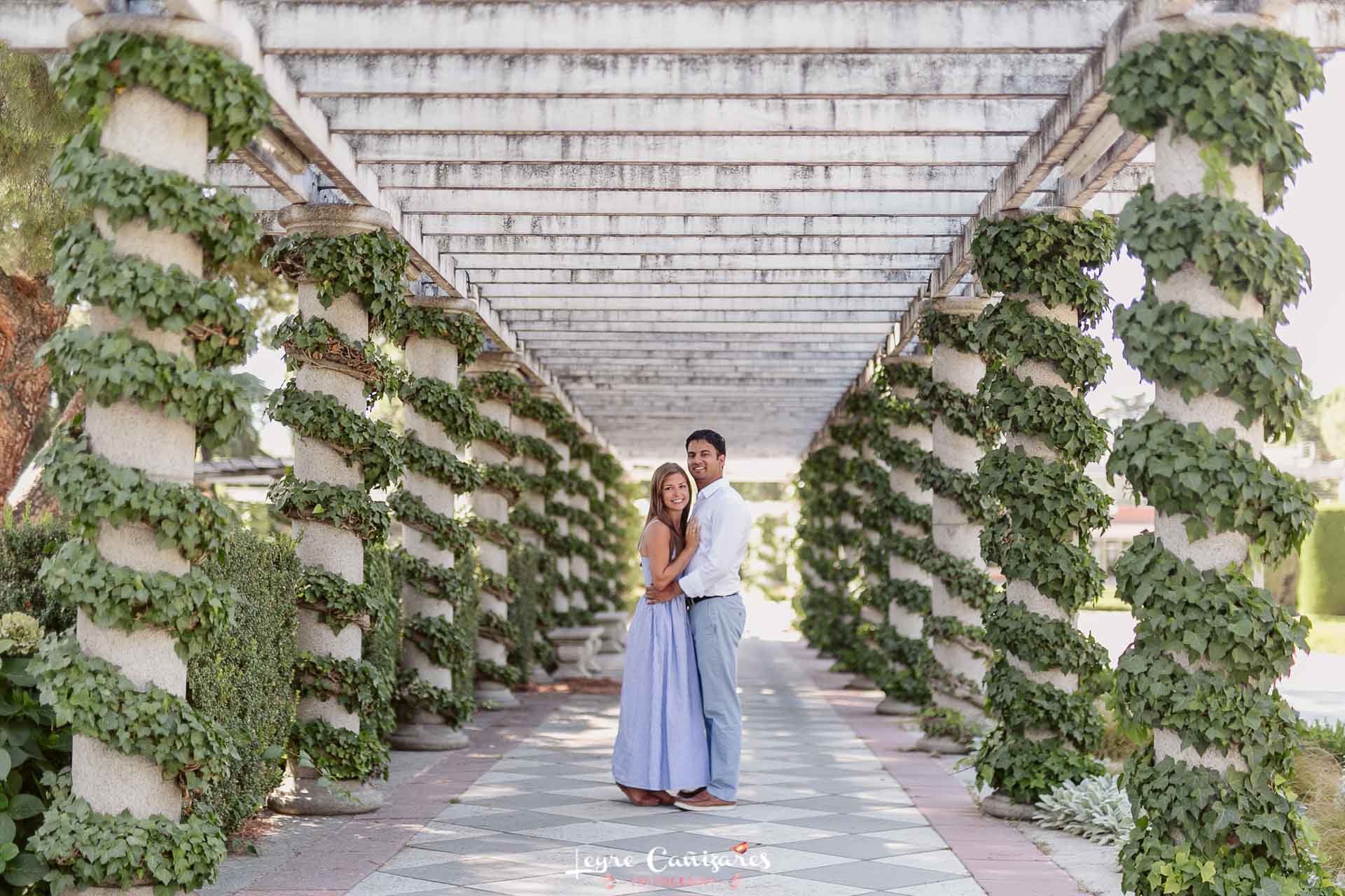 couple photoshoot in the gardens at retiro park