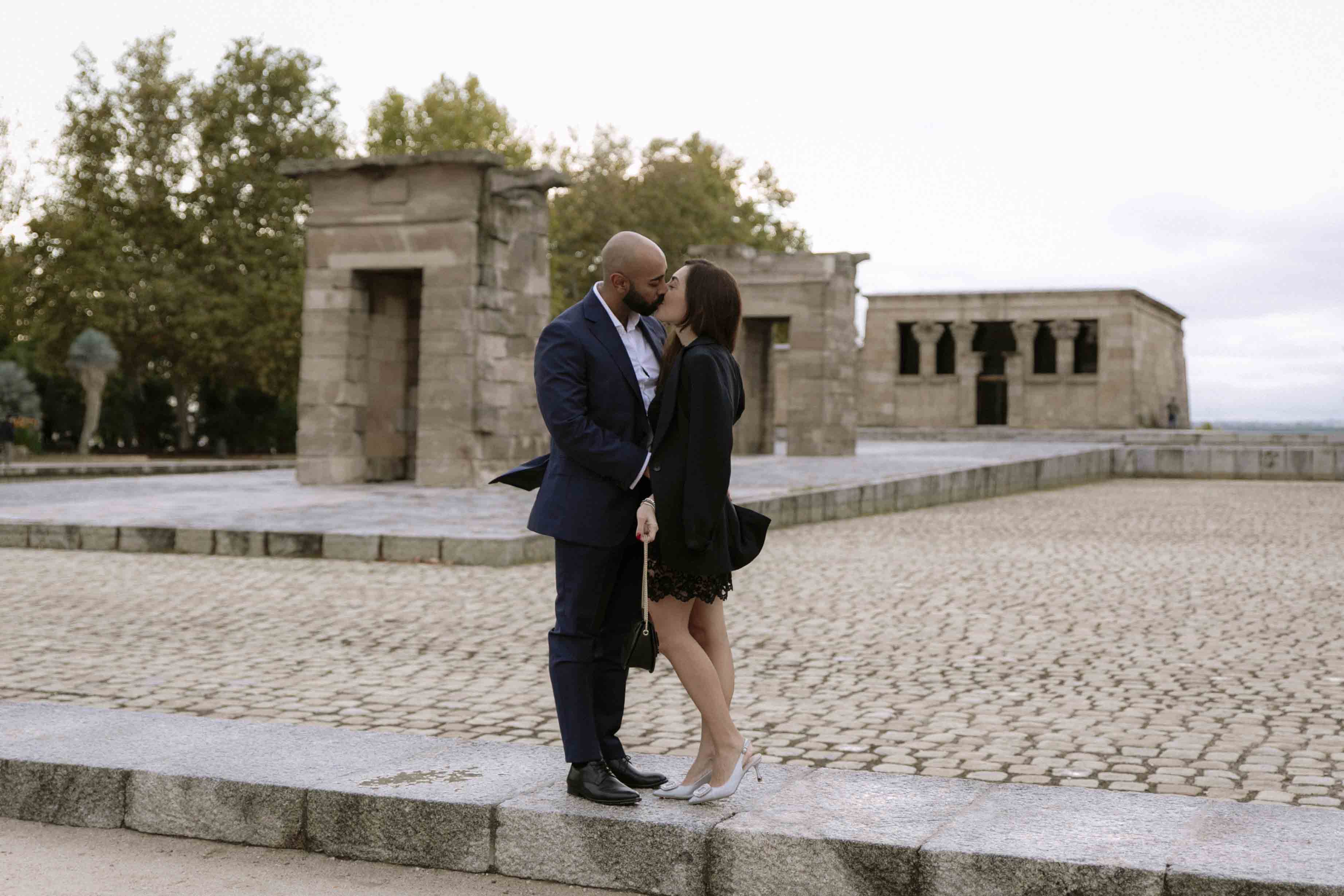 couple photoshoot in templo de debod madrid