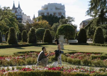 couple photoshoot in the retiro park in madrid
