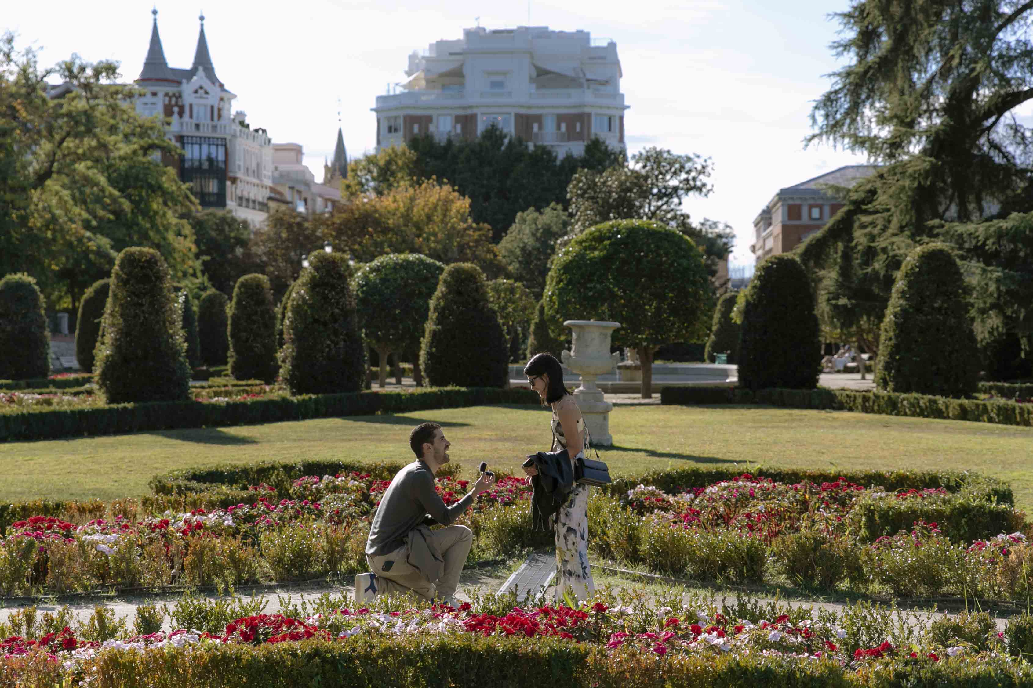 couple photoshoot in the retiro park in madrid