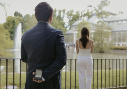 surprise engagement photos in madrid with photograher