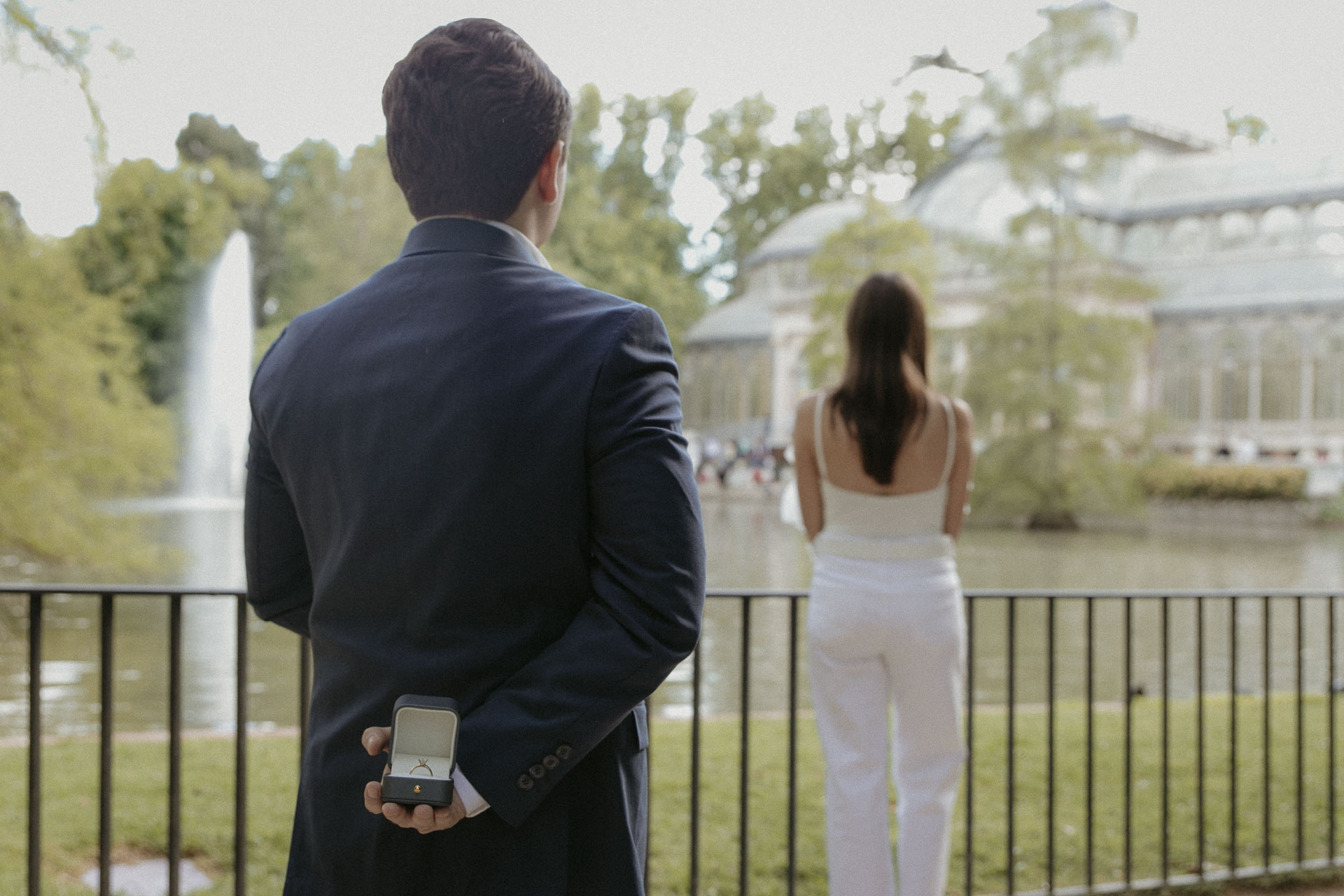 surprise engagement photos in madrid with photograher