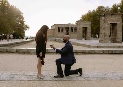 sunset marriage proposal photo session in templo de debod, madrid
