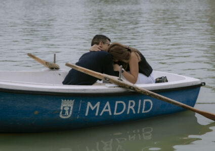 propuesta de matrimonio con fotografa en las barcas del retiro de madrid