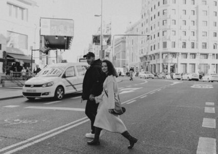sesion de fotos de pareja por la gran via de madrid