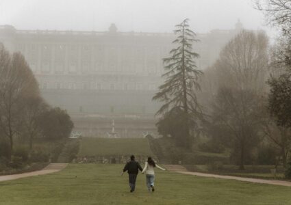 proposal marriage photography in madrid at campo del moro gardens with rain