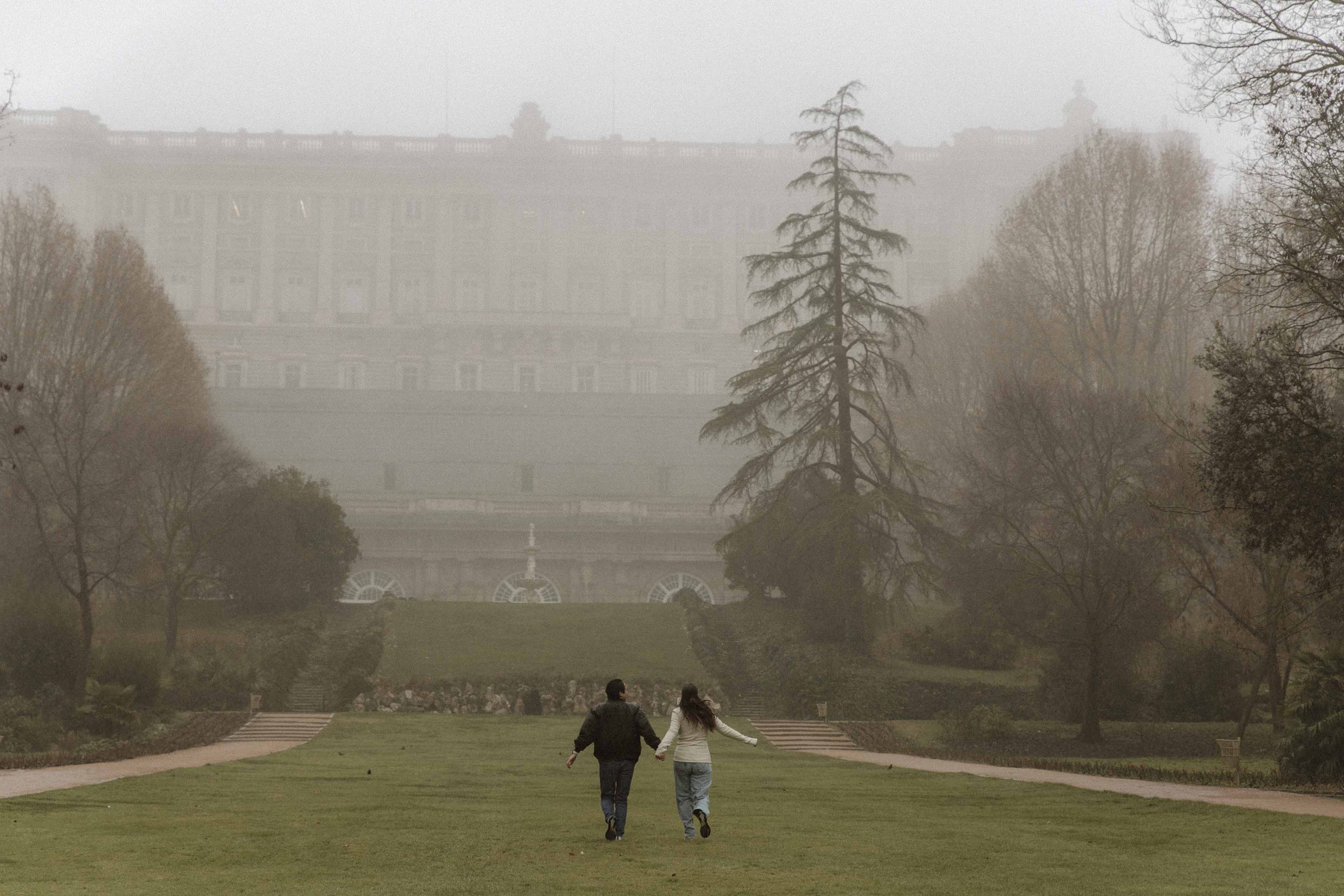 proposal marriage photography in madrid at campo del moro gardens with rain
