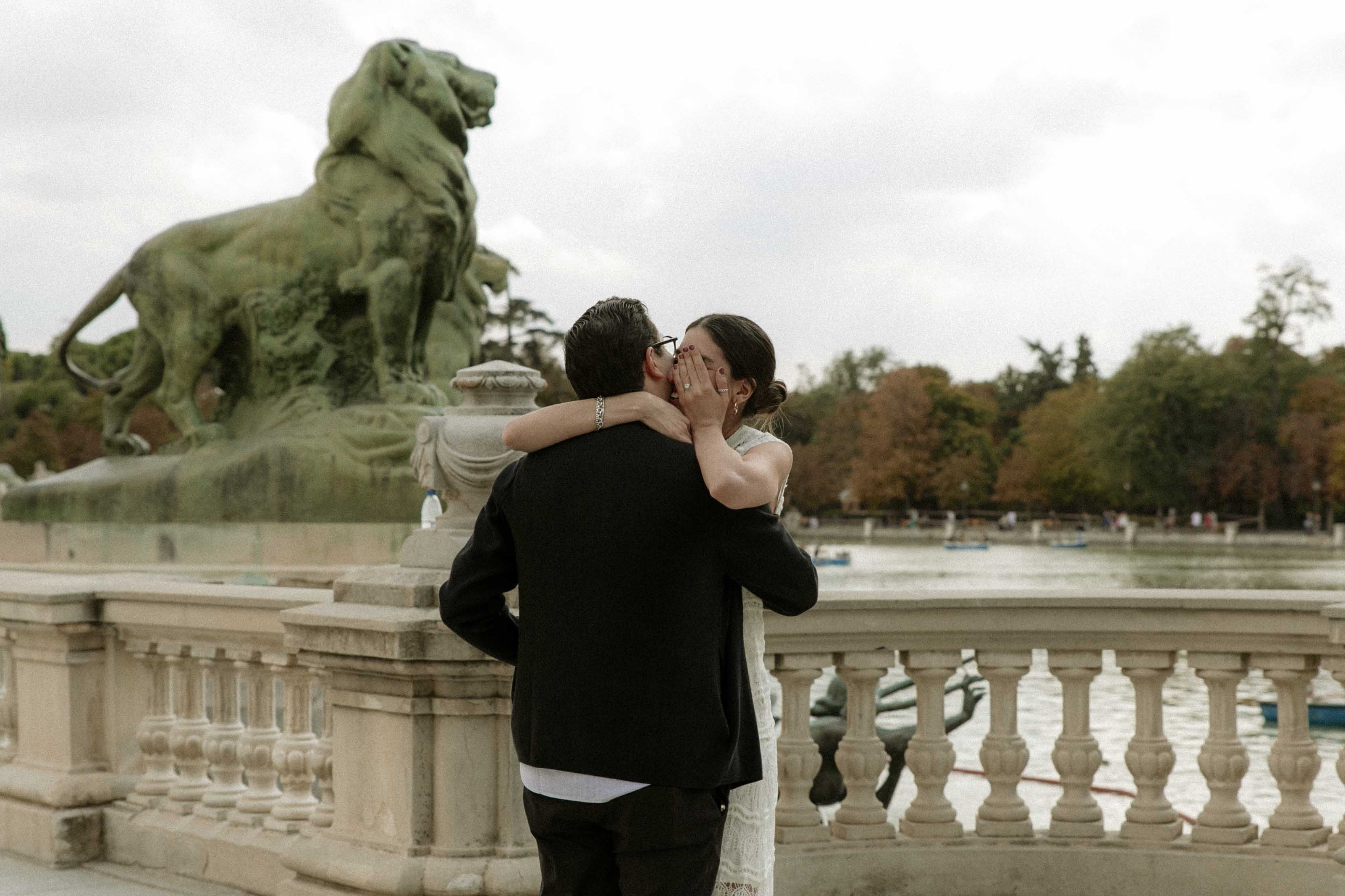 surprise marriage proposal photoshoot in Retiro Park in Madrid