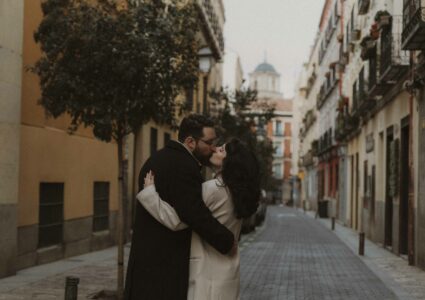 couple photoshoot in plaza mayor, madrid
