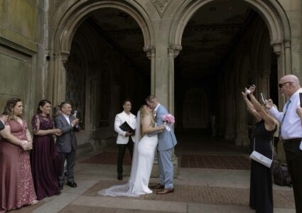 fotografia de elopemen con ceremonia privada en medio del parque del retiro de madrid