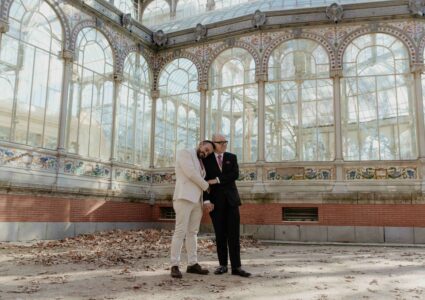 fotos de boda por el parque del retiro de madrid del elopement de carlos y gonzalo