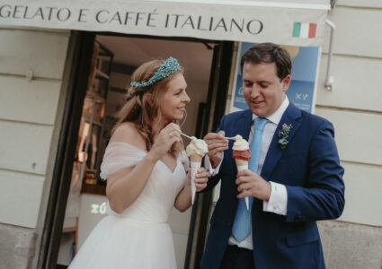 fotos de boda comiendo helado en el centro de madrid