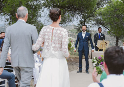 fotografia de la novia caminando hacia su futuro marido en la boda de madrid