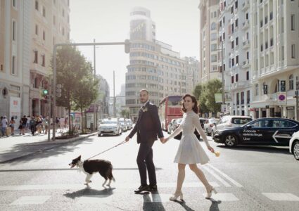 wedding photography in the middle of the gran via in madrid, spain