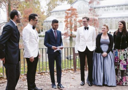 fotografia de ceremonia de boda intima en el palacio de cristal del retiro en madrid