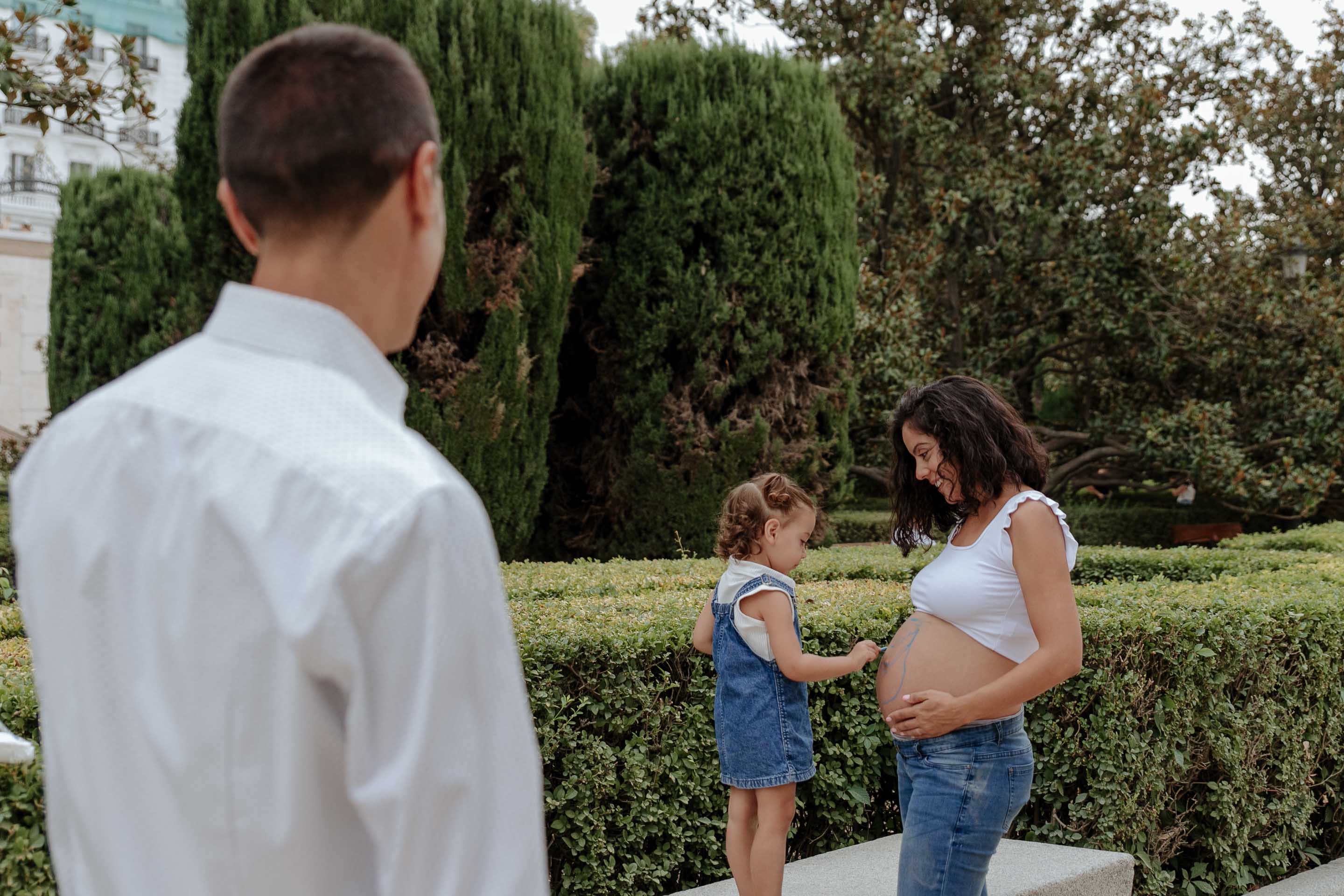 sesion-fotos-familia-sabatini-43 family and pregnancy photoshoot at the gardens of the royal palace of madrid, spain