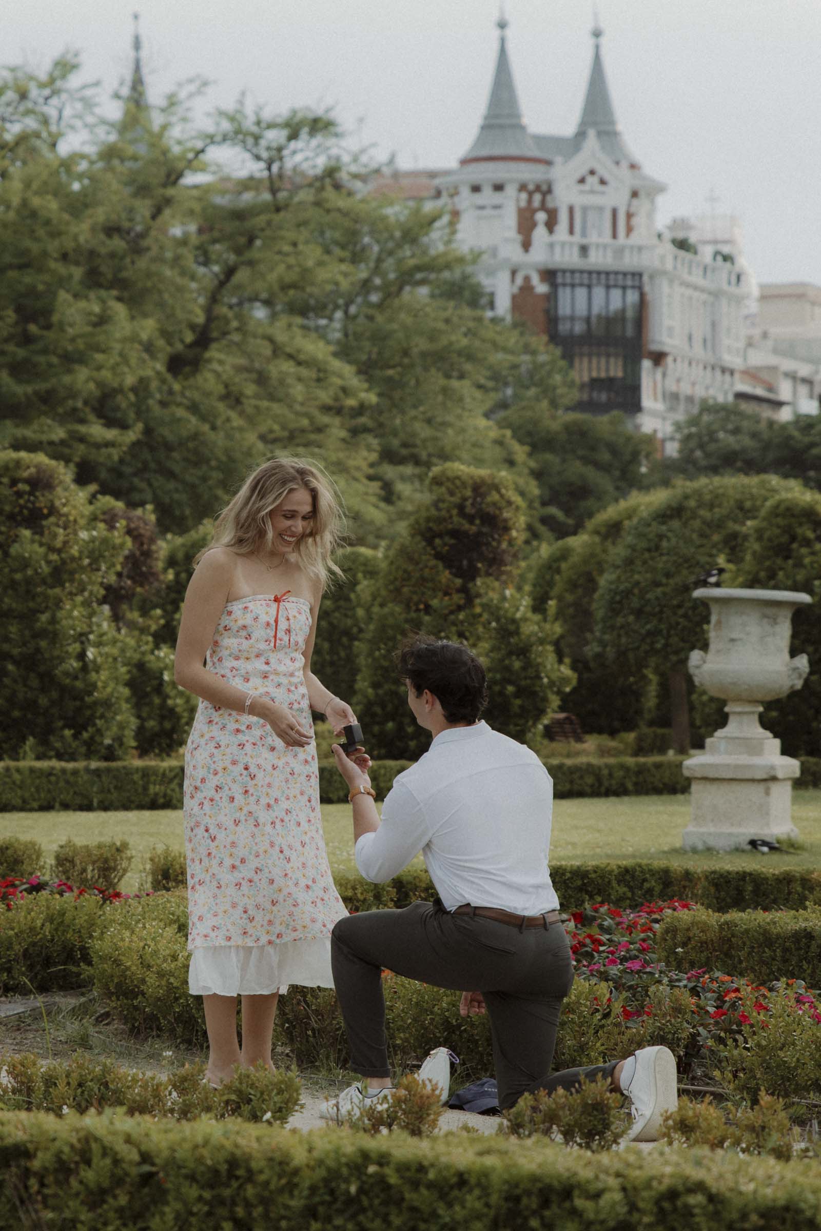 magic and private surprise proposal photo session in the retiro park at sunset in madrid