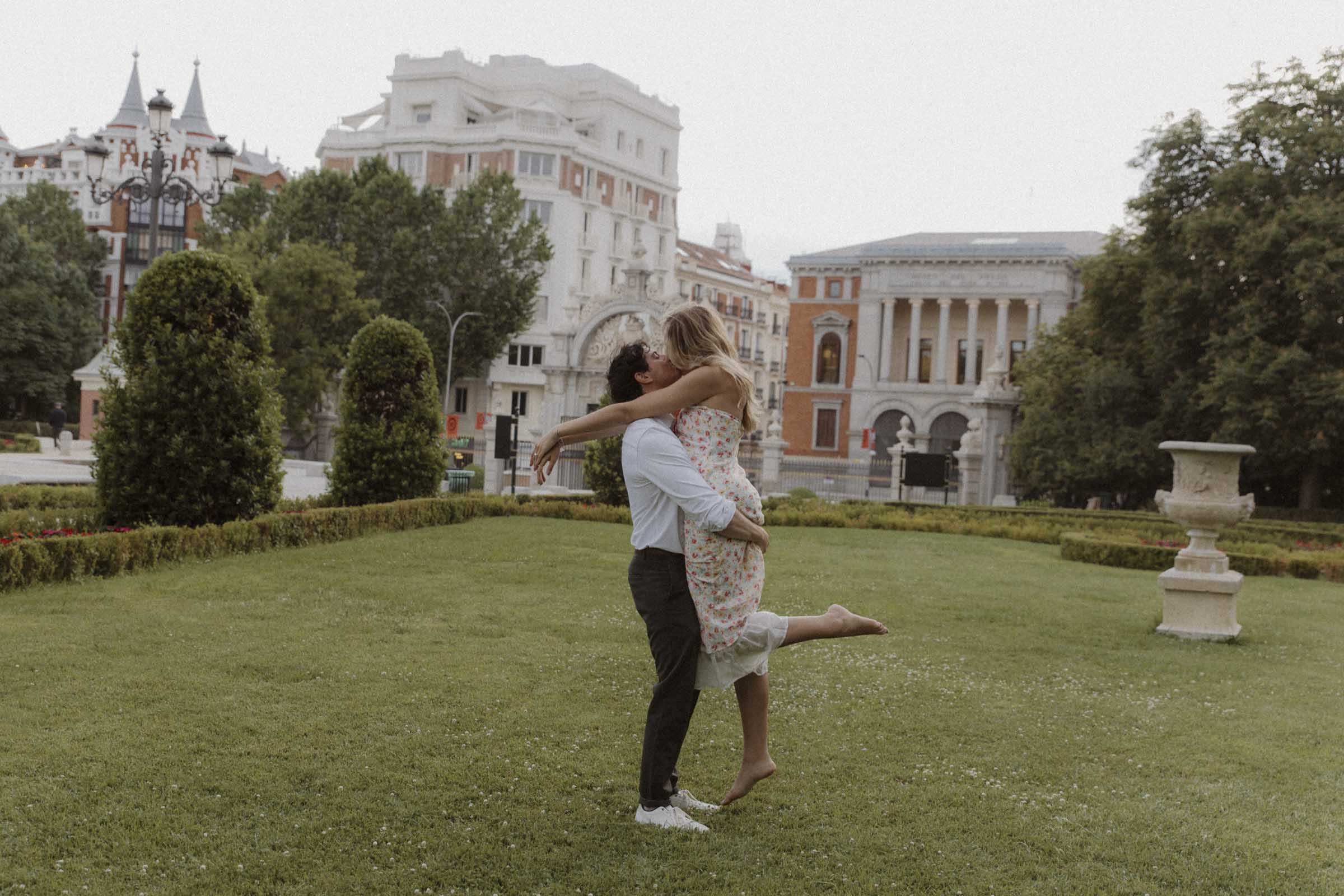 retiro park madrid engagement photoshoot