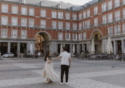 sesion de fotos de pareja en la plaza mayor de madrid
