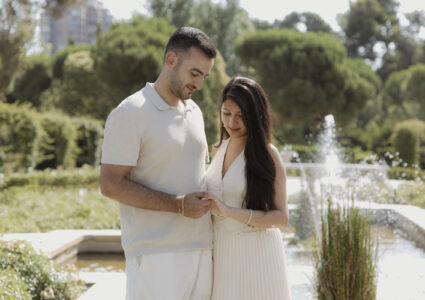 propuesta de matrimonio fotografiada de manera paparazzi en la rosaleda del retiro de madrid