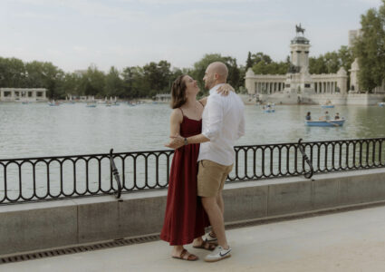 couple photoshoot at the lake at retiro park in madrid