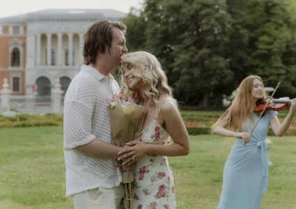 fotografia de pedida de mano en madrid con violonista