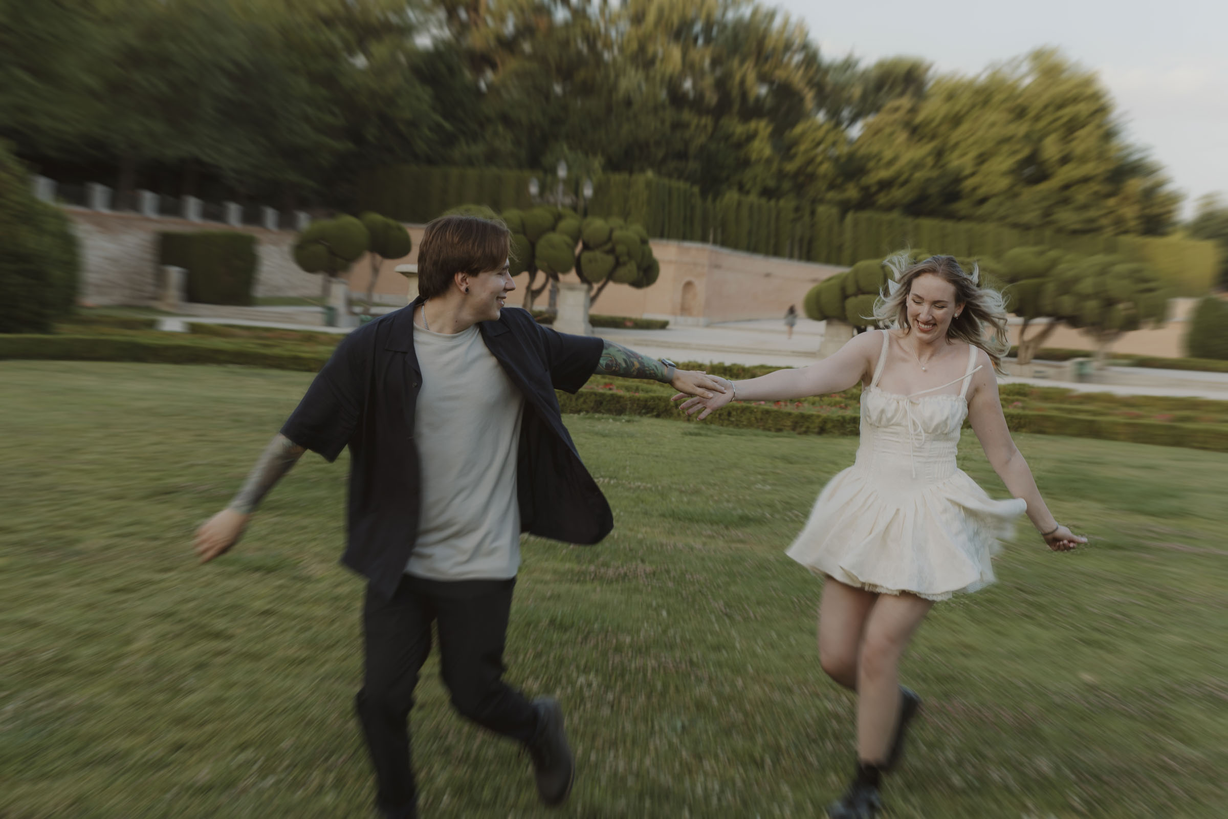magic engagement photography at retiro park in madrid