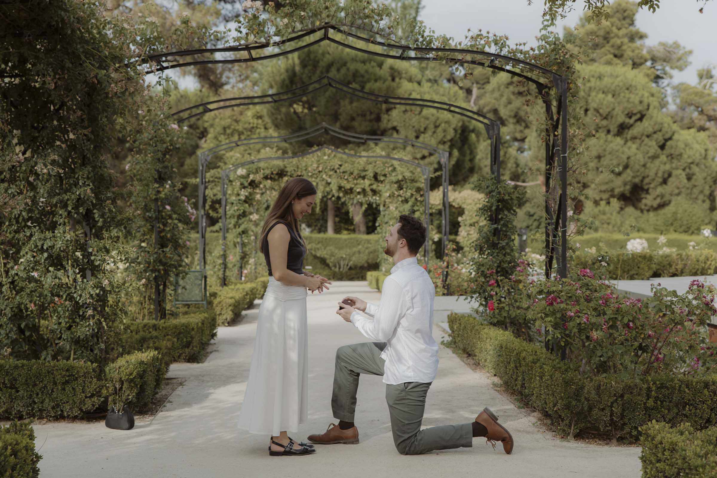surprise engagement photo session at the rose garden in madrid