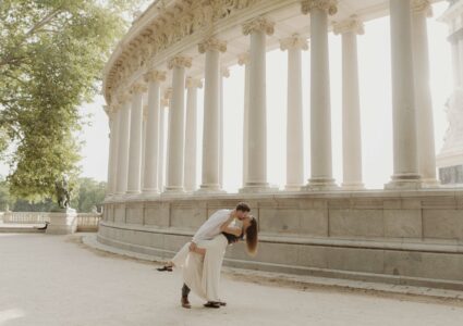 beautiful engagement photoshoot at retiro park in madrid at sunset time
