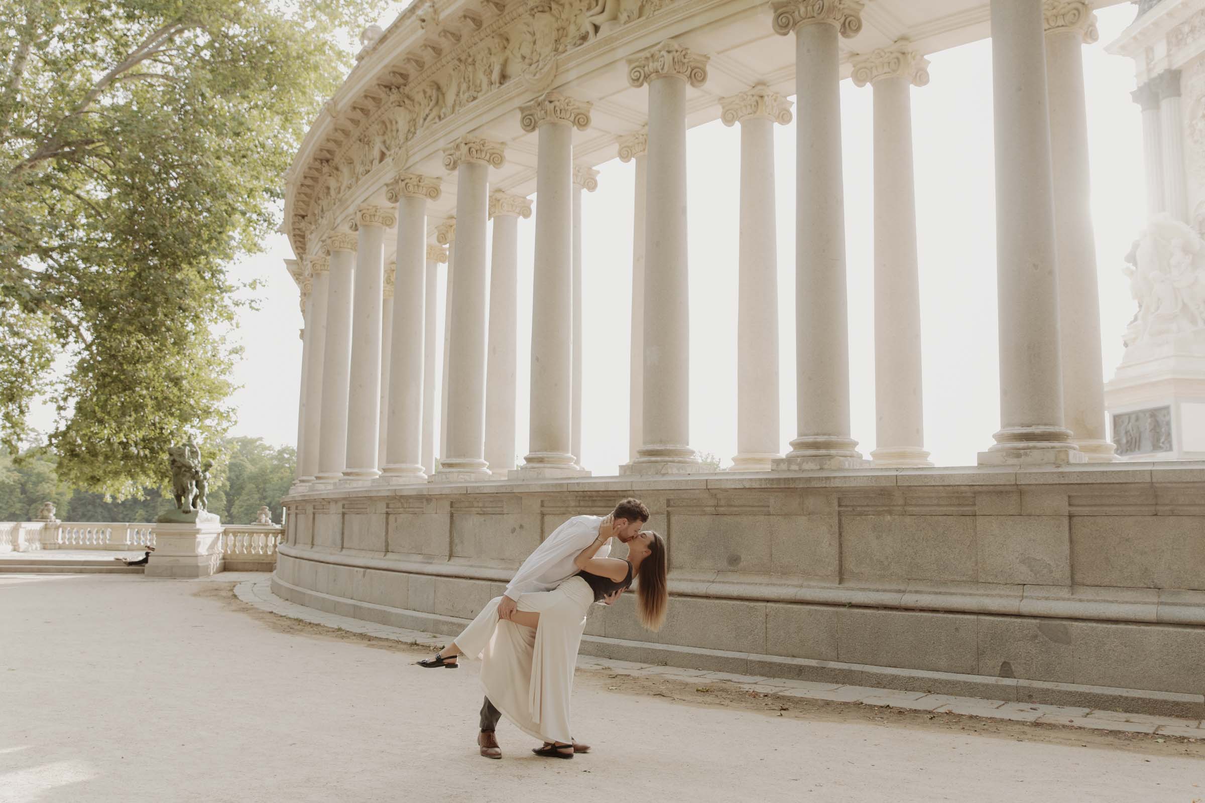 beautiful engagement photoshoot at retiro park in madrid at sunset time