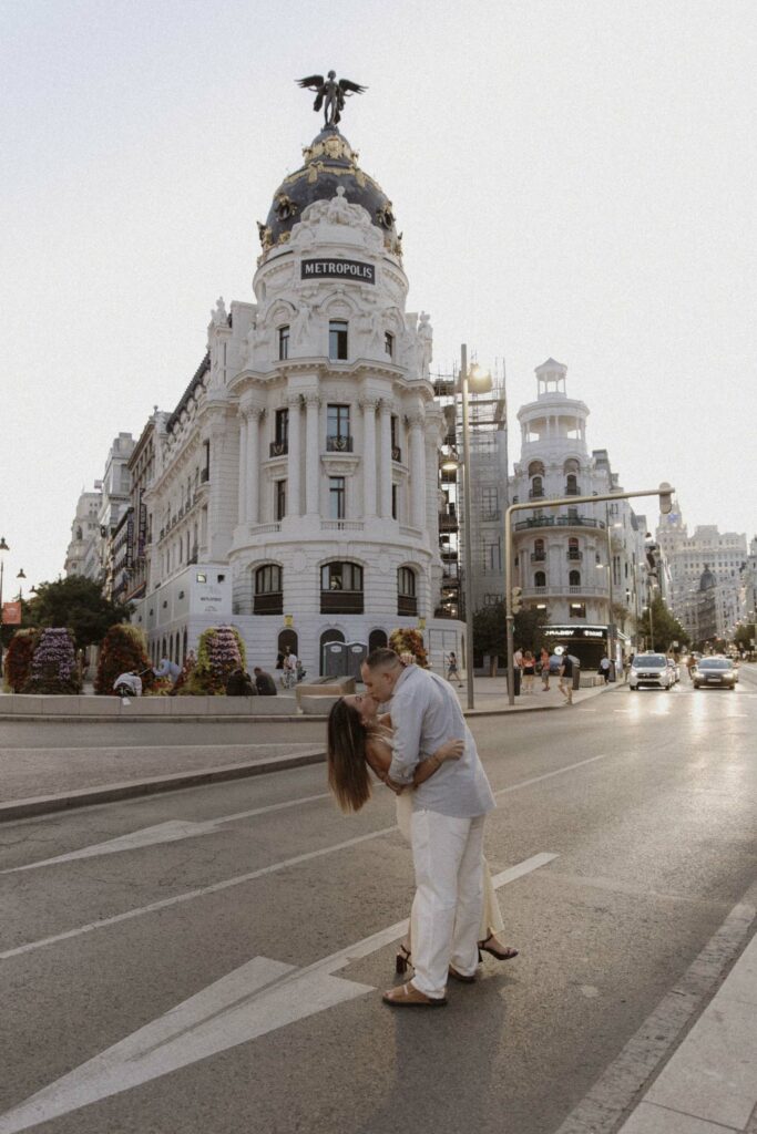 metropolis building madrid engagement photoshoot in the middle of the gran via street at night