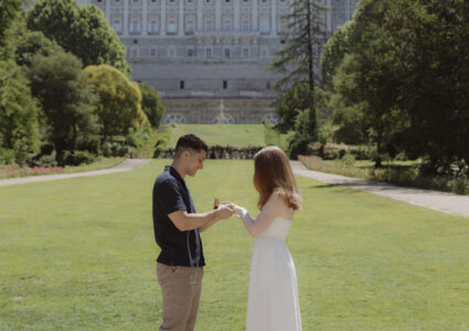 fotografia de pedida de mano en los jardines del campo del moro de madrid