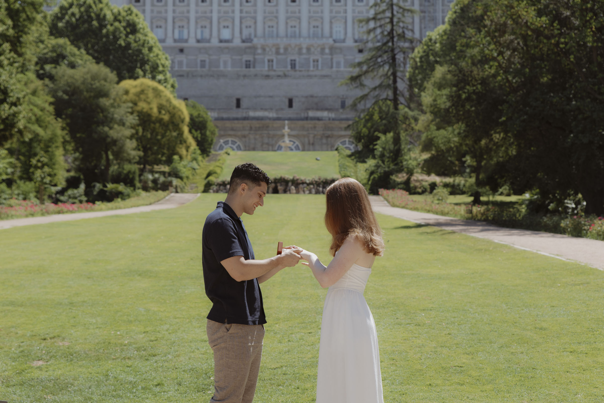 fotografia de pedida de mano en los jardines del campo del moro de madrid