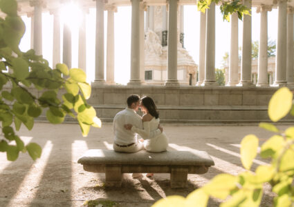 lovely sunset elopement photography at retiro park in madrid